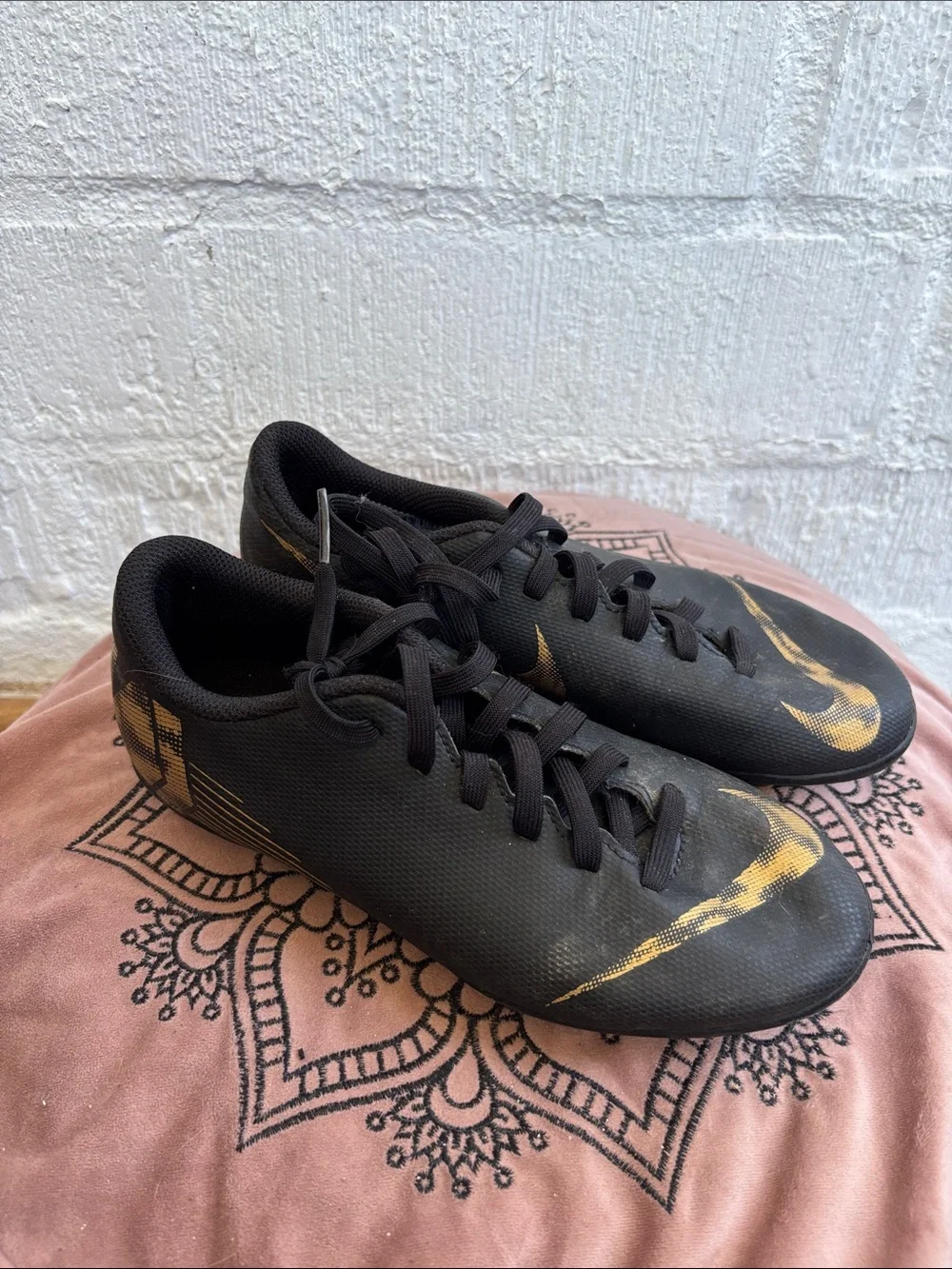 Nike Kids Black Soccer Cleats with Gold Swoosh sz 2